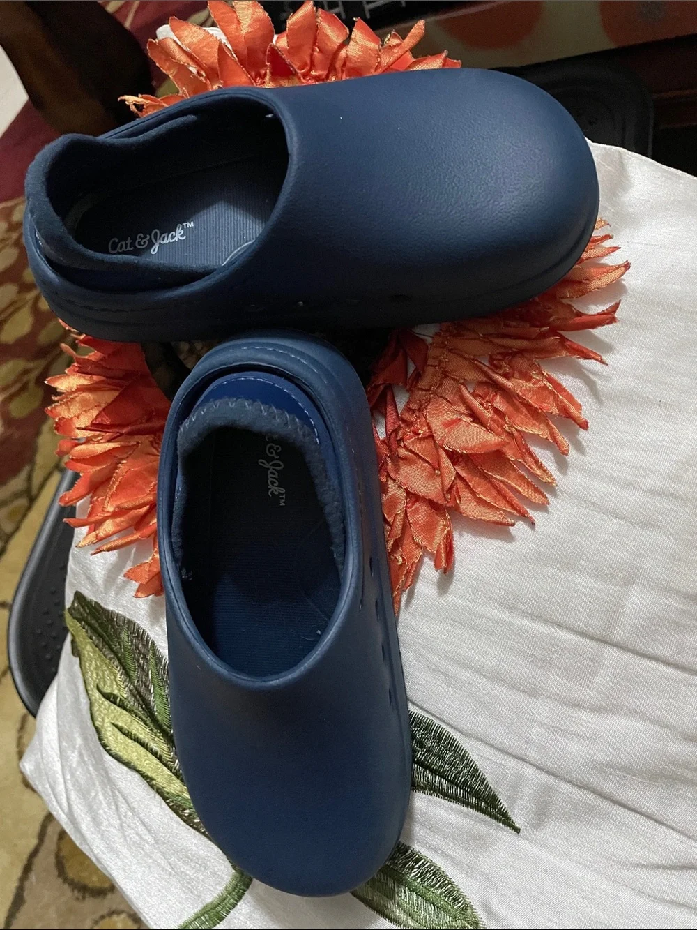 Cat & Jack like new Navy clogs toddler size 8